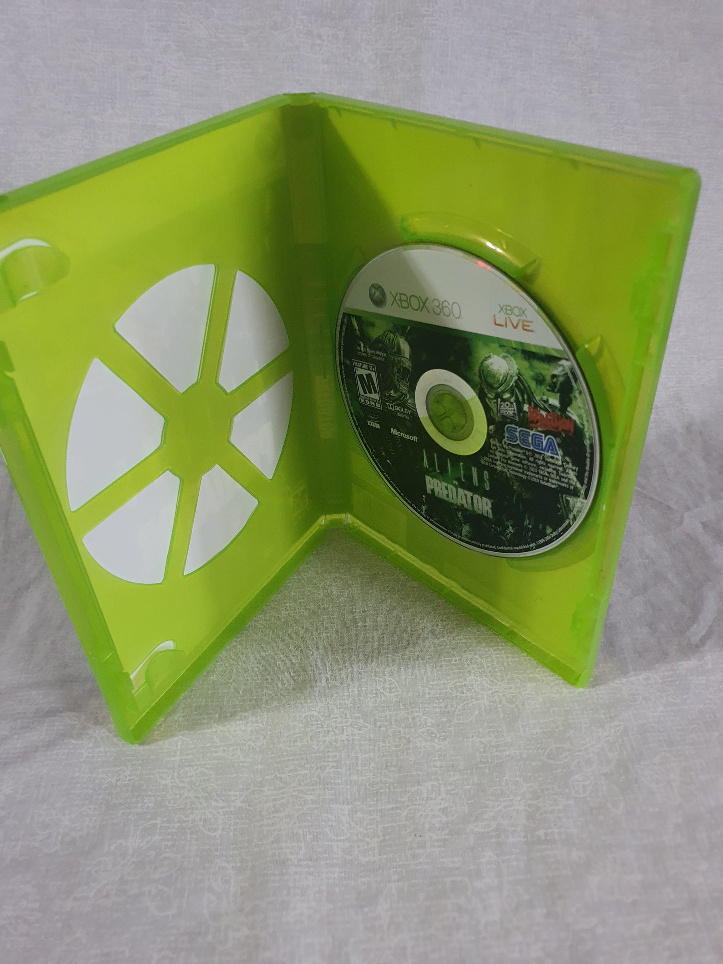 Aliens vs Predator (Microsoft Xbox 360, 2010) Disc Very Good