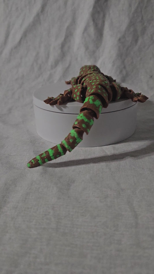 Gecko Fidget Articulated Desk Buddy Home Décor Educational School Handmade Brown and Green Spotted 2 Pack